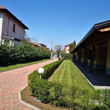 Orange Motel Vergiate Kültér fotó