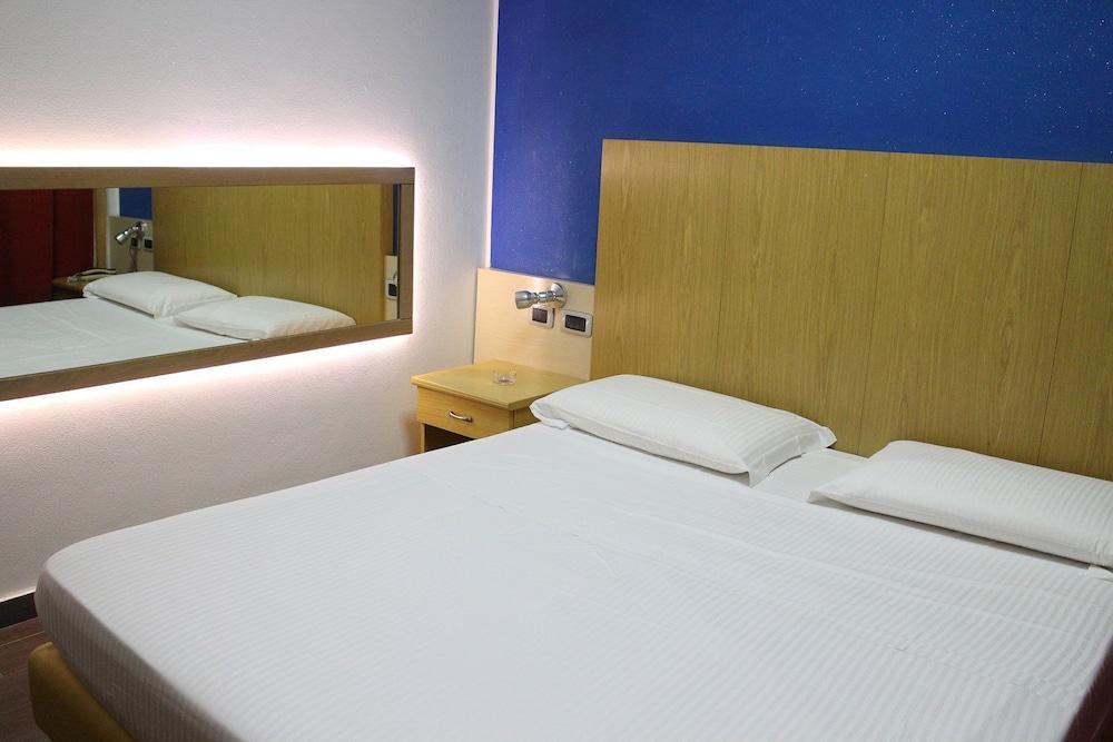 Orange Motel Vergiate Kültér fotó
