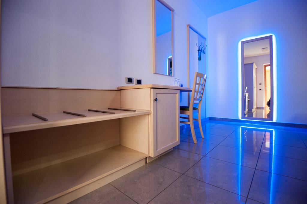Orange Motel Vergiate Kültér fotó