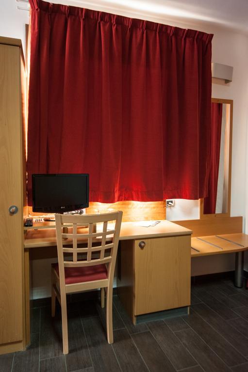 Orange Motel Vergiate Kültér fotó