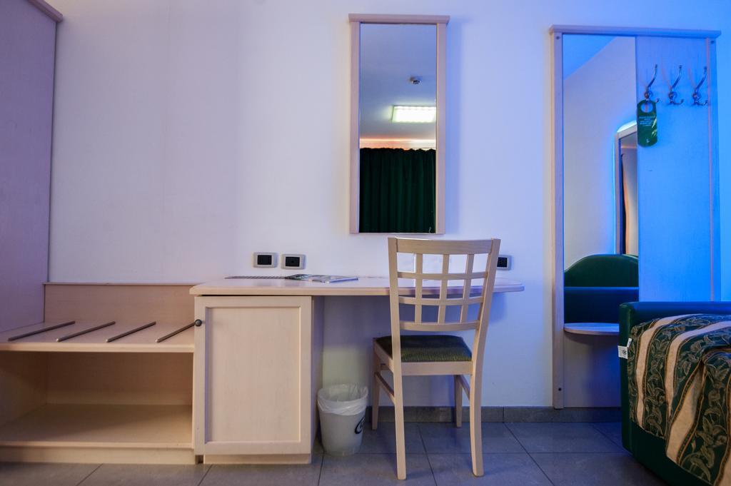 Orange Motel Vergiate Kültér fotó