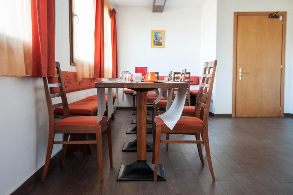 Orange Motel Vergiate Kültér fotó