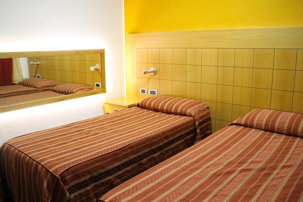 Orange Motel Vergiate Kültér fotó