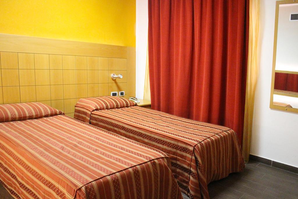 Orange Motel Vergiate Kültér fotó