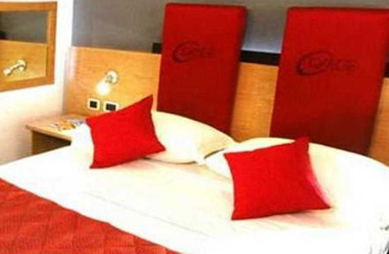 Orange Motel Vergiate Kültér fotó