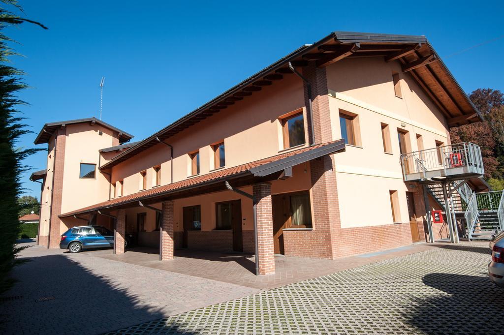 Orange Motel Vergiate Kültér fotó