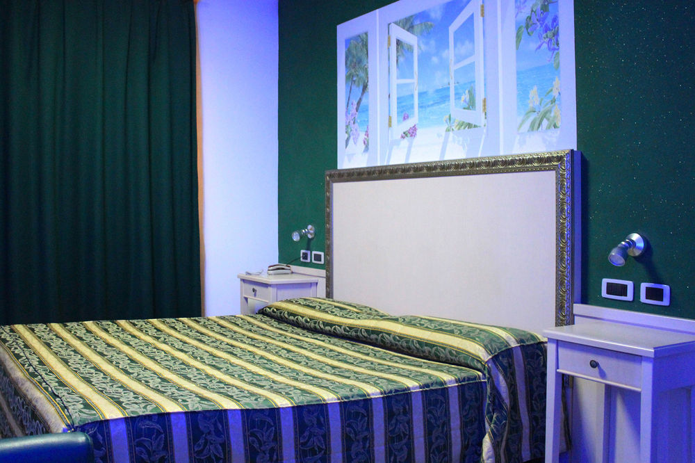 Orange Motel Vergiate Kültér fotó