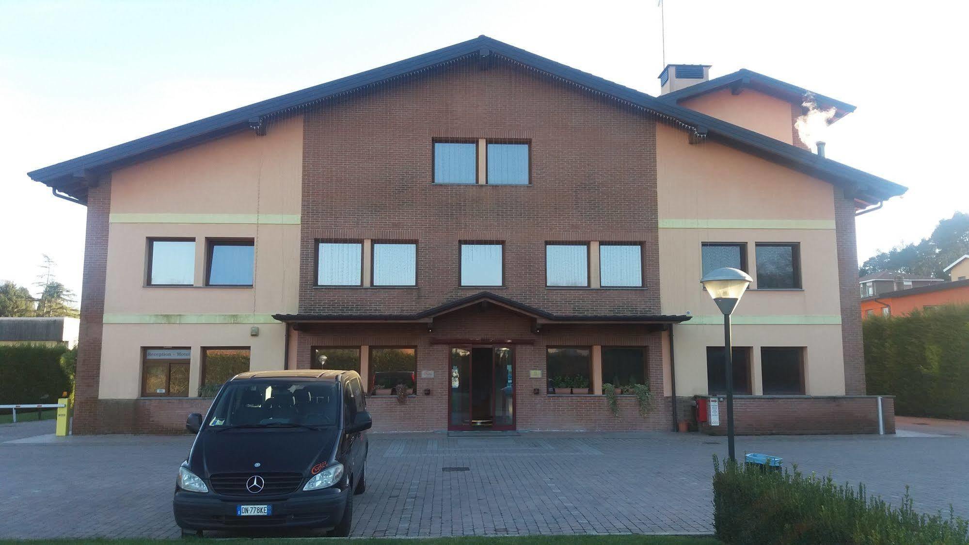 Orange Motel Vergiate Kültér fotó
