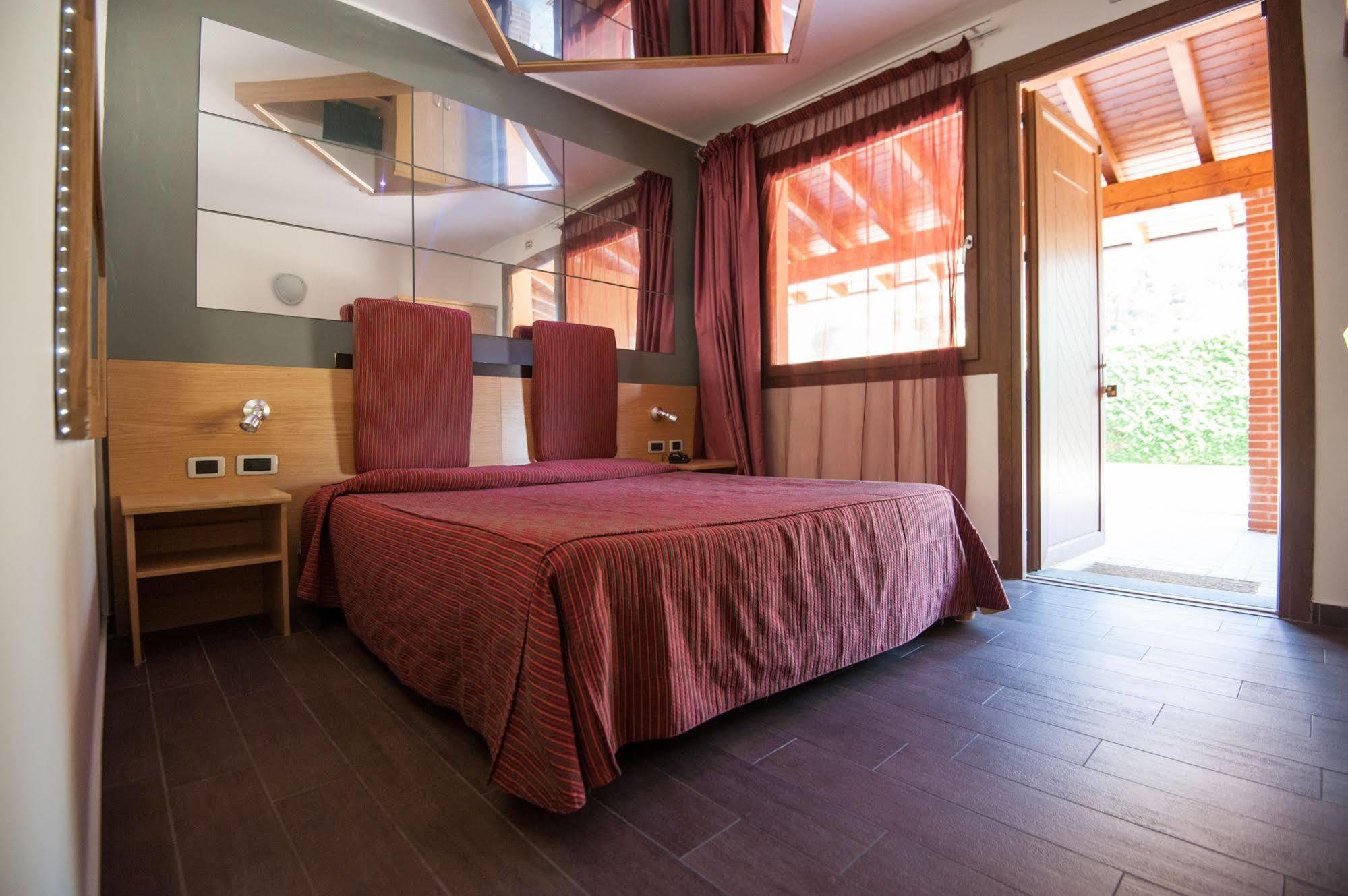 Orange Motel Vergiate Kültér fotó