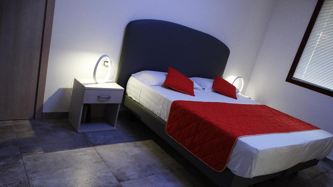 Orange Motel Vergiate Kültér fotó