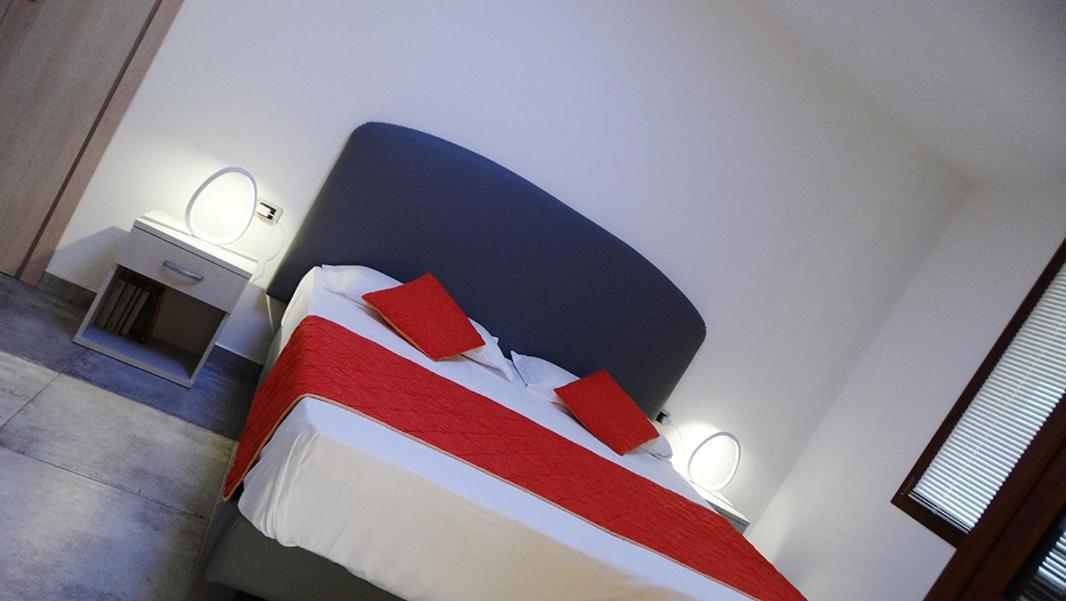 Orange Motel Vergiate Kültér fotó