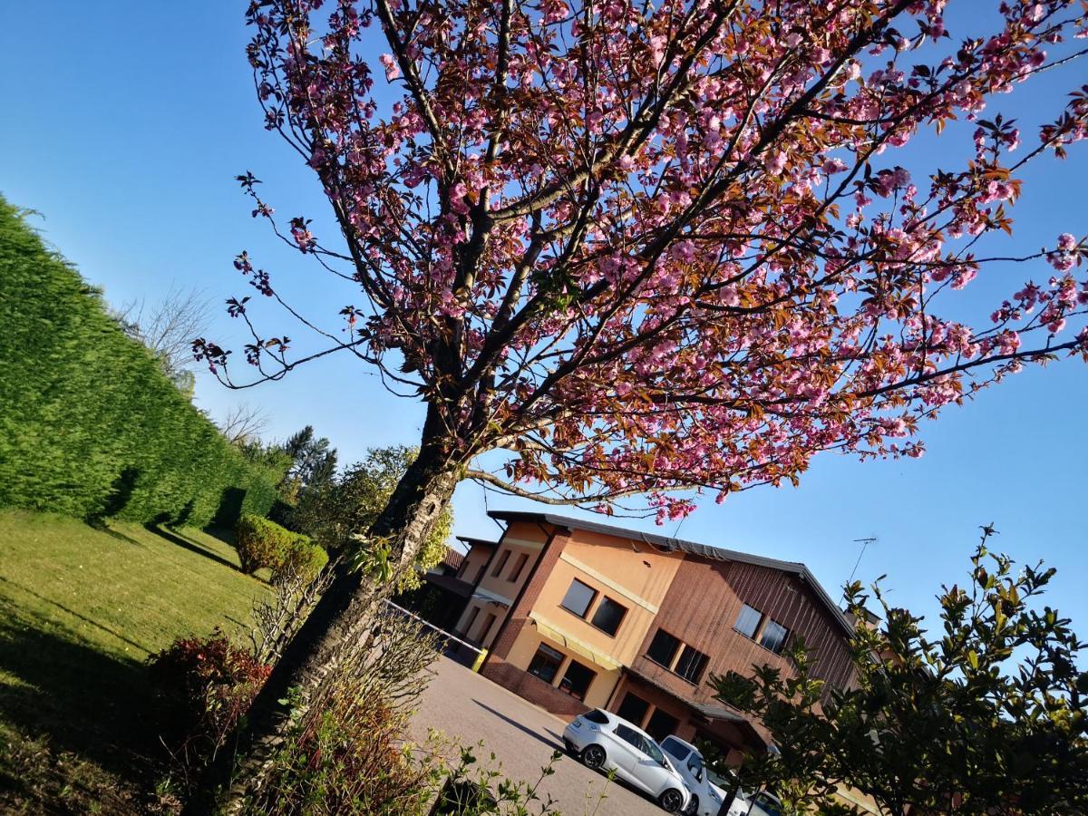 Orange Motel Vergiate Kültér fotó