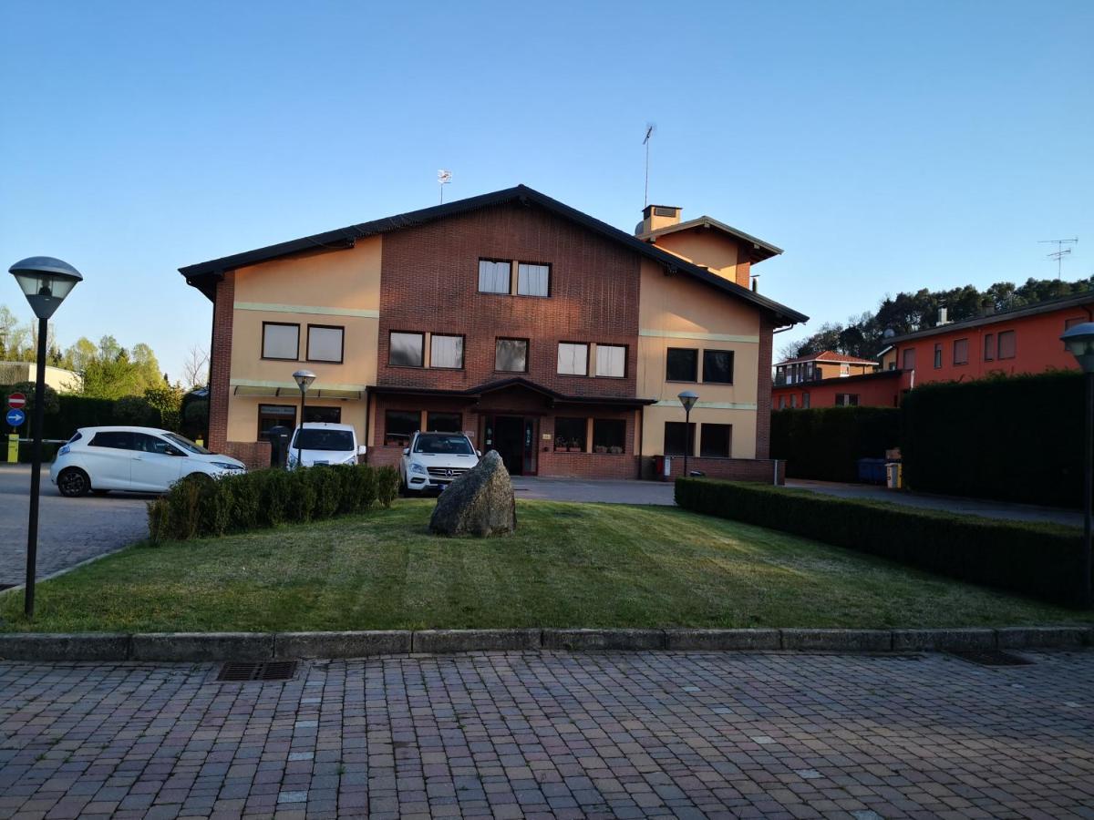 Orange Motel Vergiate Kültér fotó